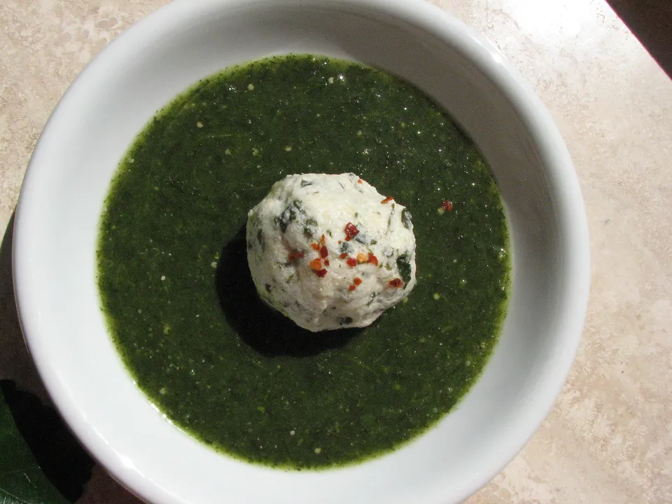 Malvenknöderl mit Wildkräutercreme