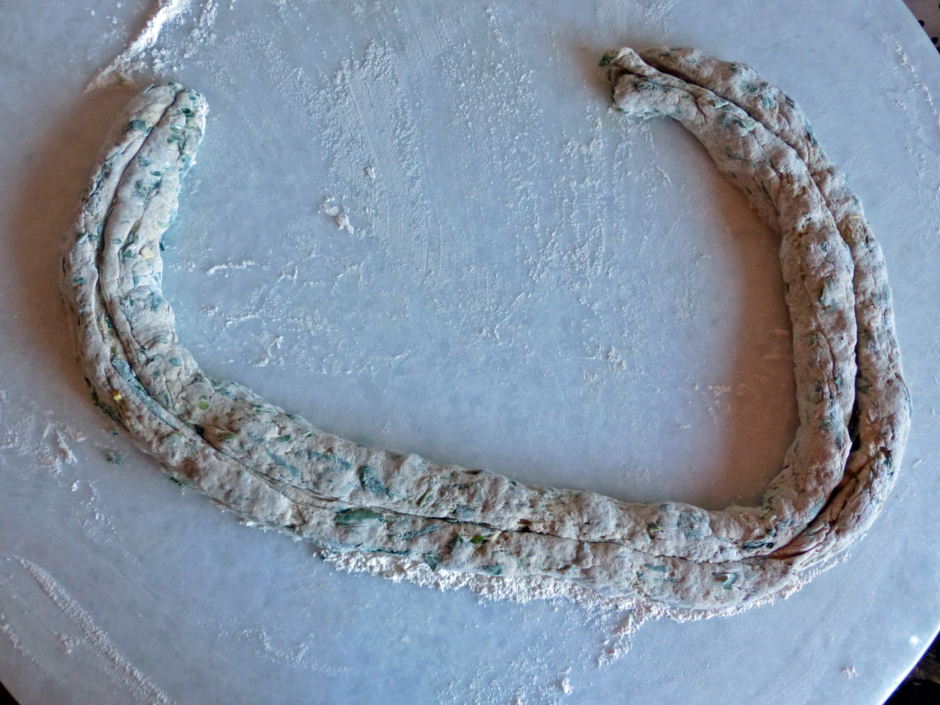 Brotkranz mit Wildpflanzen