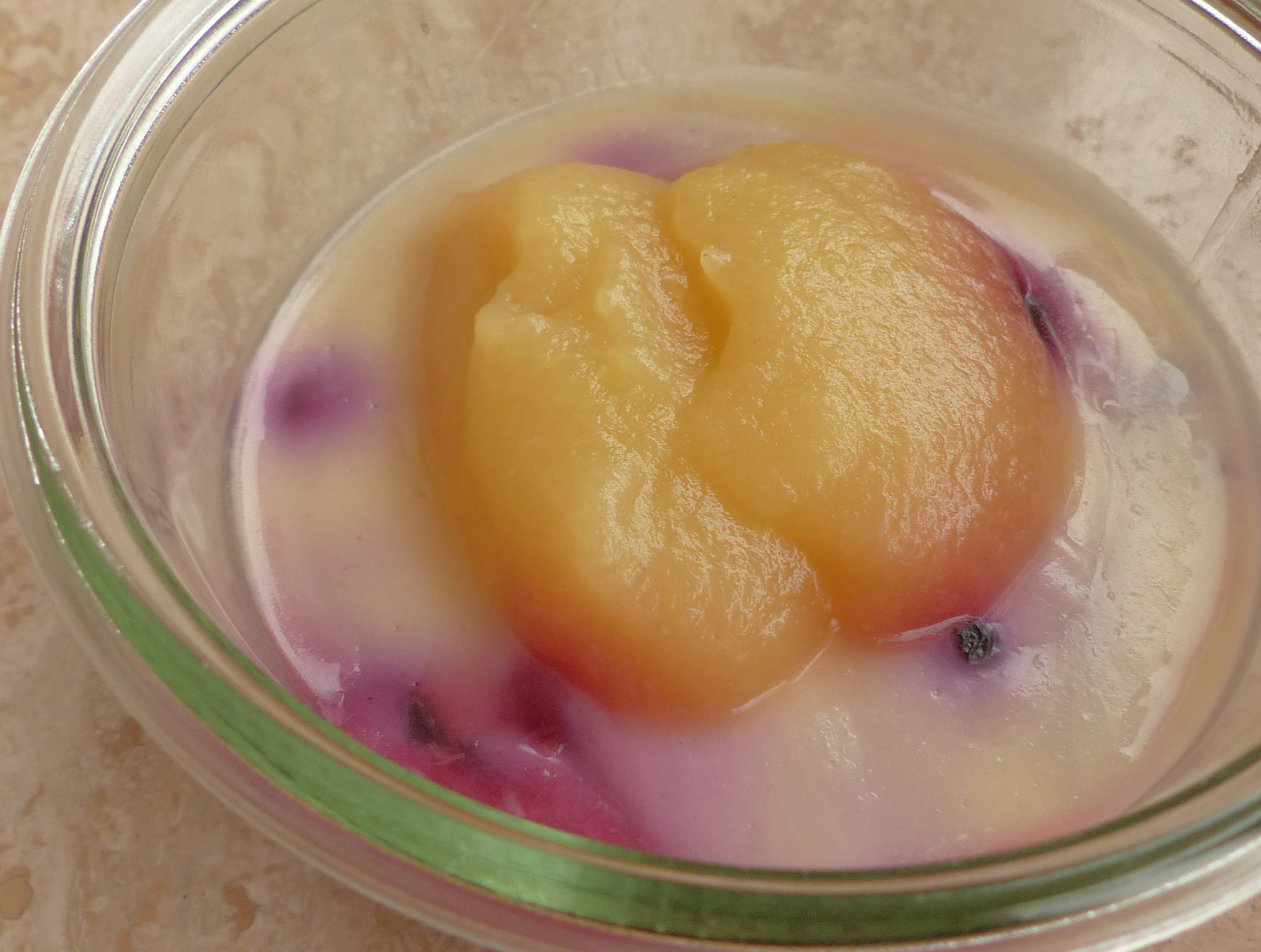 <p>Vanillepudding im Glas mit untergerührten Heidelbeeren, dekoriert mit Apfelmus</p>