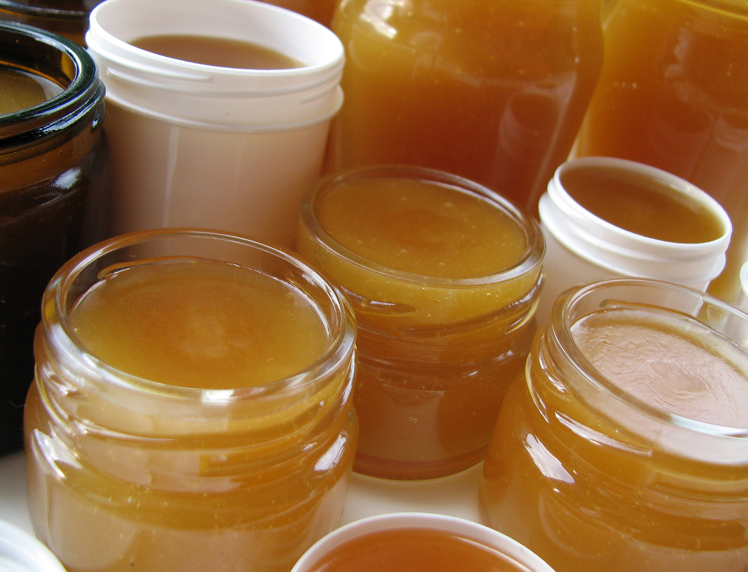 <p>Mit kraftvollem Heilbalsam gefüllte Gläser und Kruken.</p>