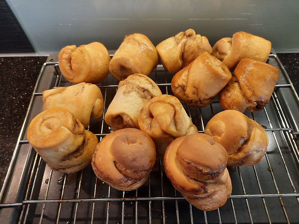 <p>Die fertig gebackenen, noch heißen Zuckerreinkerl kühlen auf dem gitterrost aus.</p>