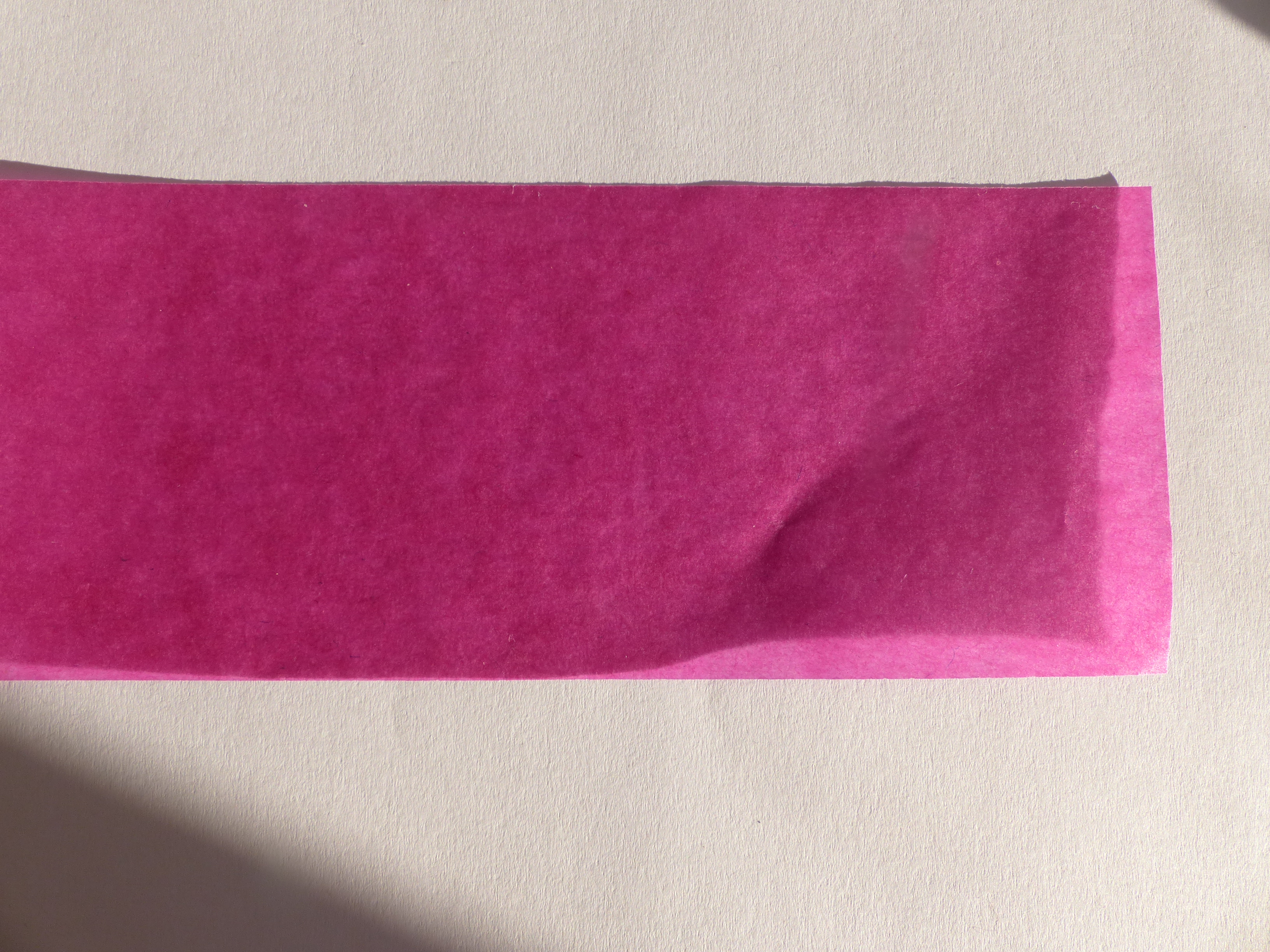 <p>Transparentpapierstreifen, von denen die gewünschten Quadrate so abgeschnitten werden:</p>