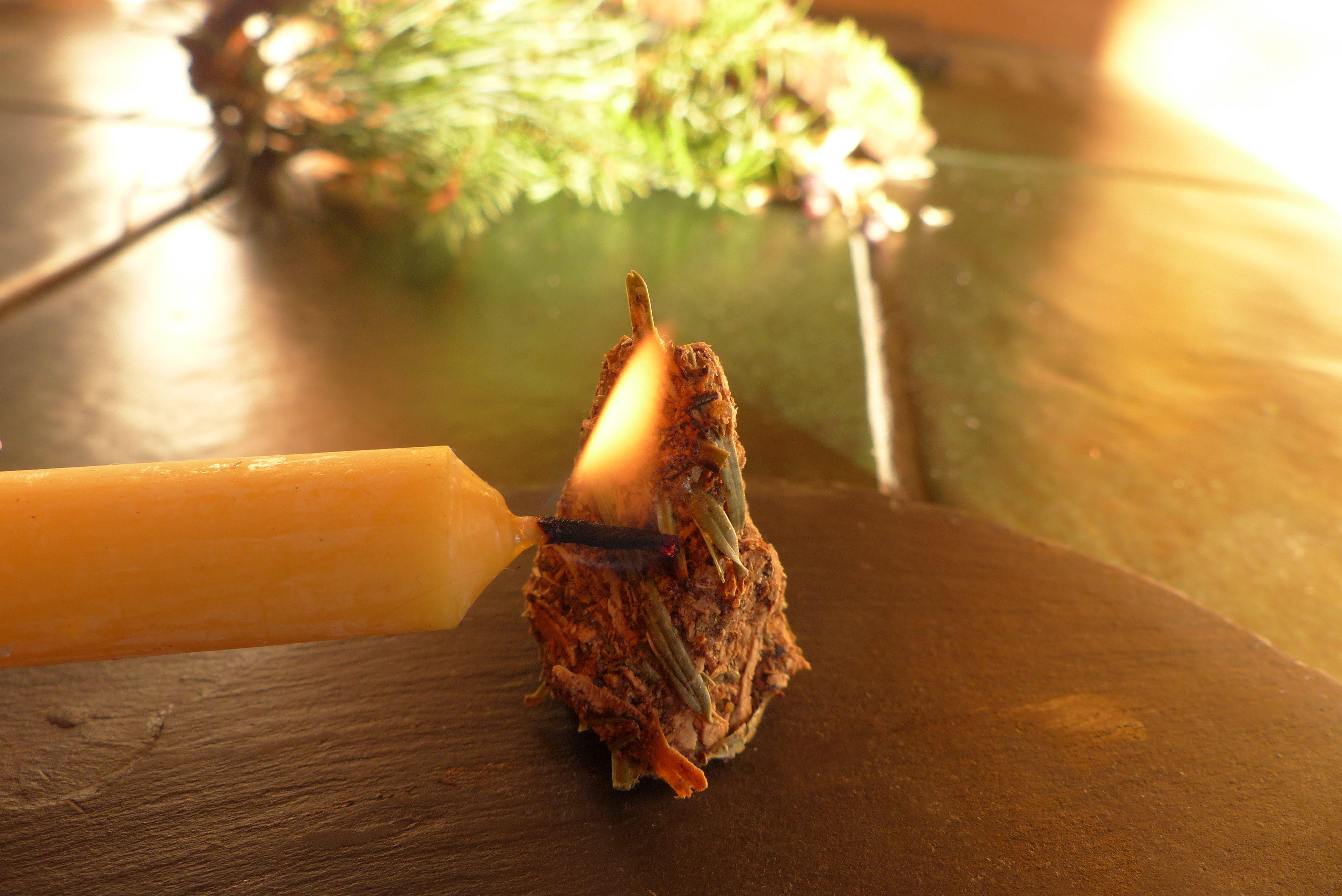 <p>Man entflammt ihn gut, indem man 30 – 45 Sek. eine Kerzenflamme an seine Mitte hält. </p>