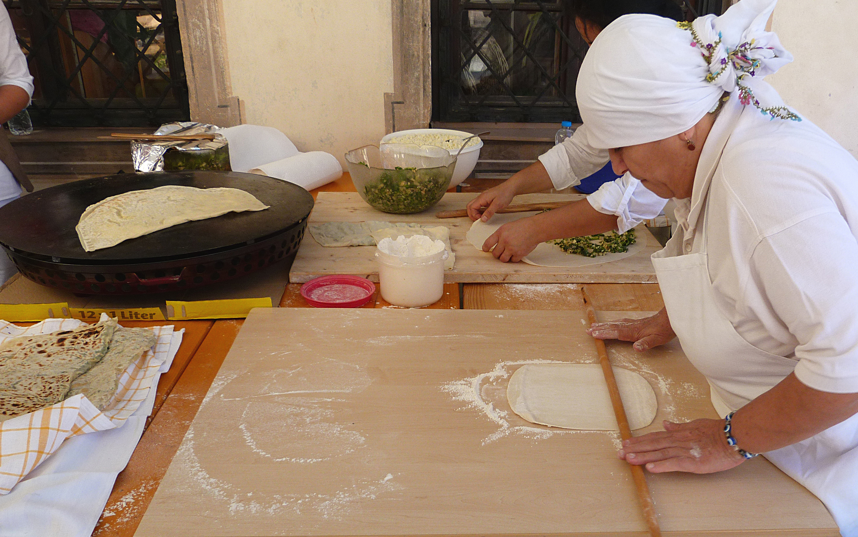<p>Das Foto zeigt von rechts nach links die "Gözleme-Fabrikation" :)</p>