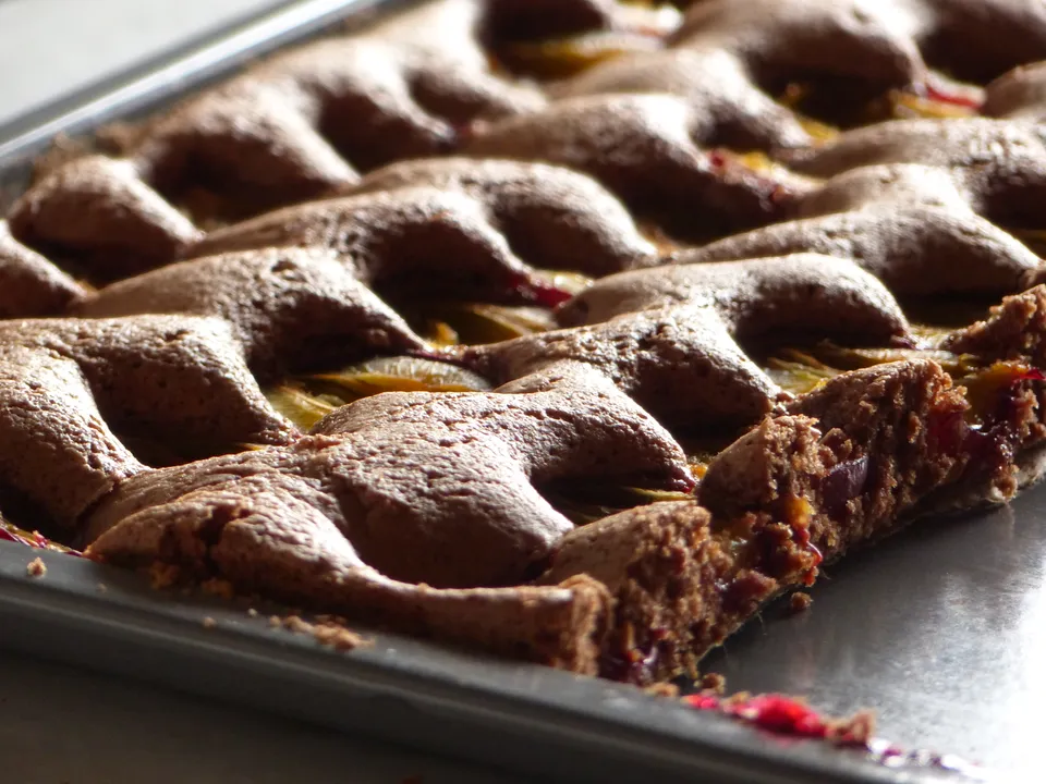 Schokoladenkuchen mit Pflaumen oder Kompottkirschen