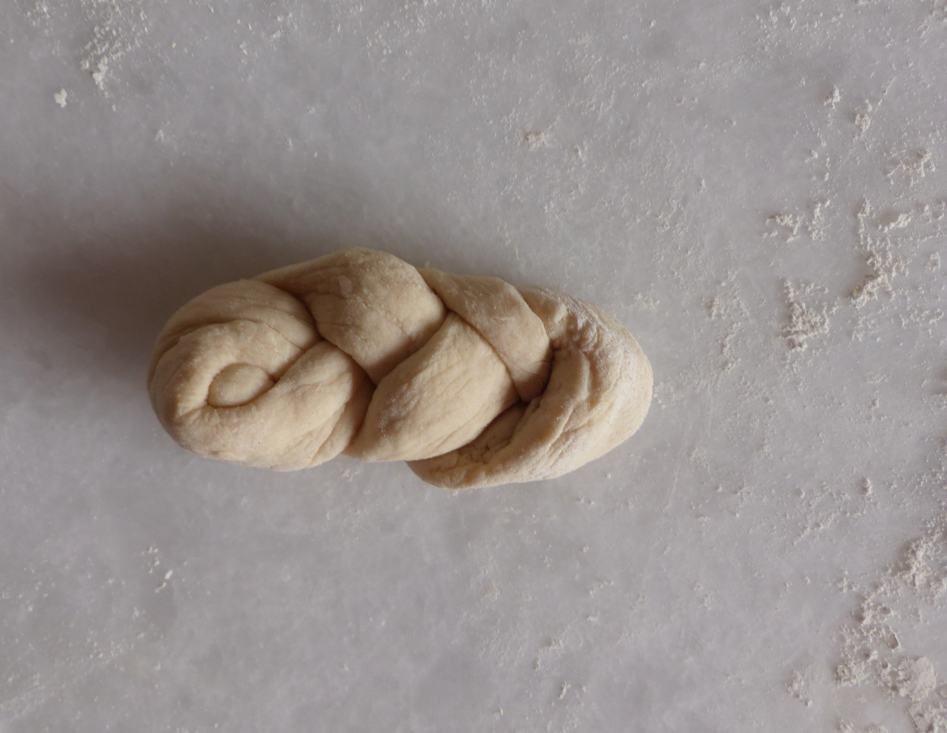 <p>Das freie Teigende wurde von oben durch die verbliebene kleine Schlaufe gefädelt und festgedrückt.</p>