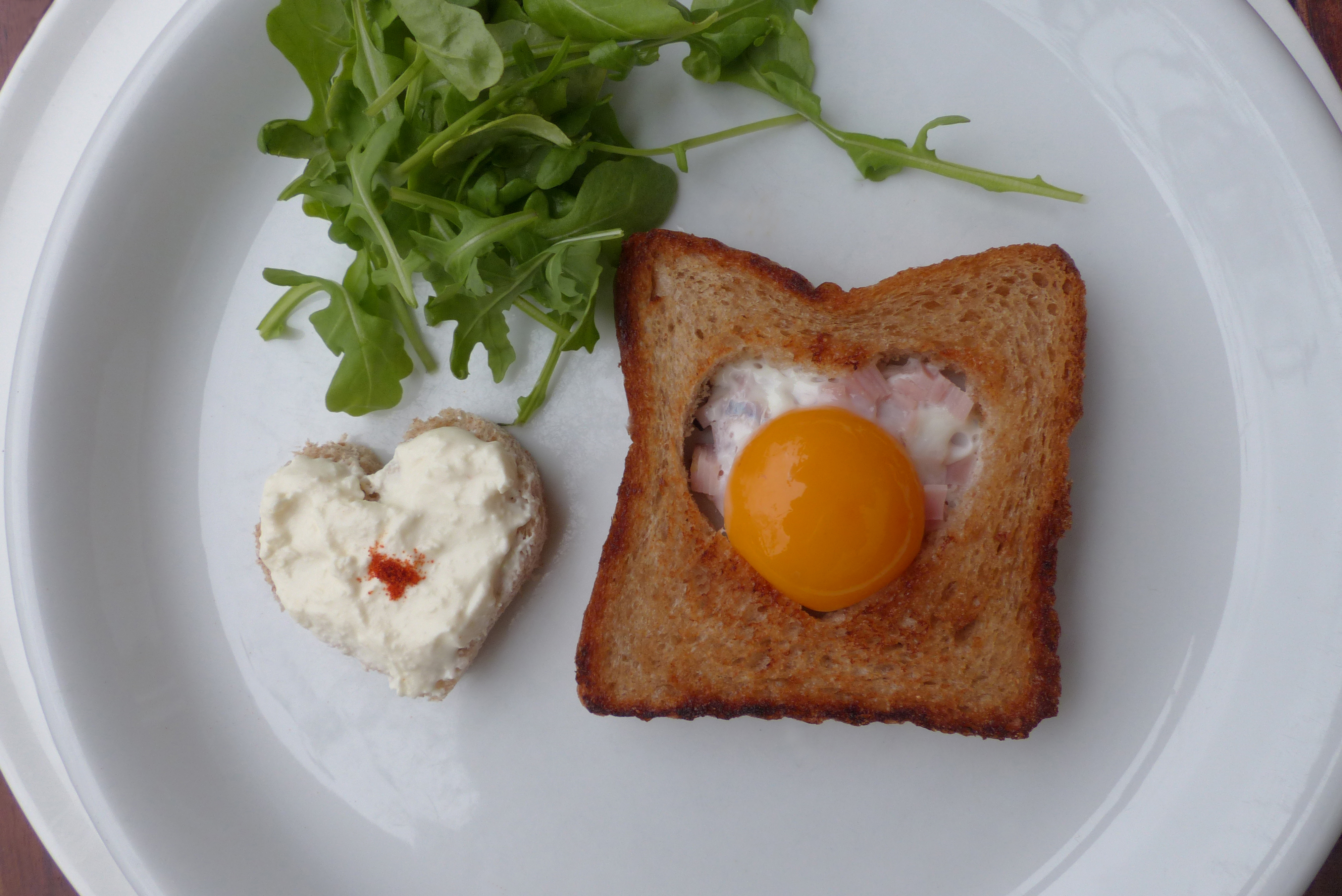 Toastherz mit Schinken und Ei