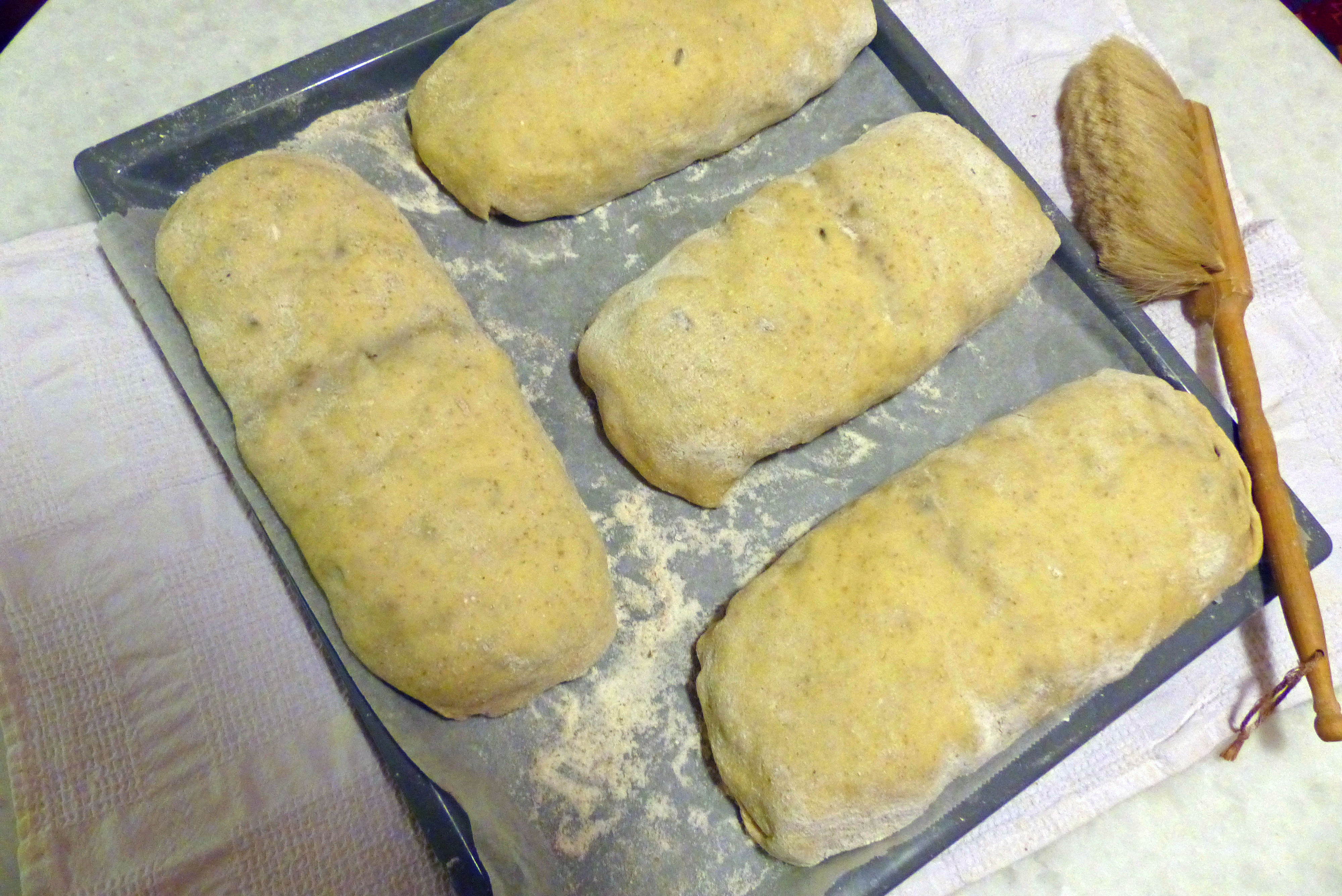 <p>Die Tiroler Zelten-Teiglinge sind bereit für den Backofen.</p>