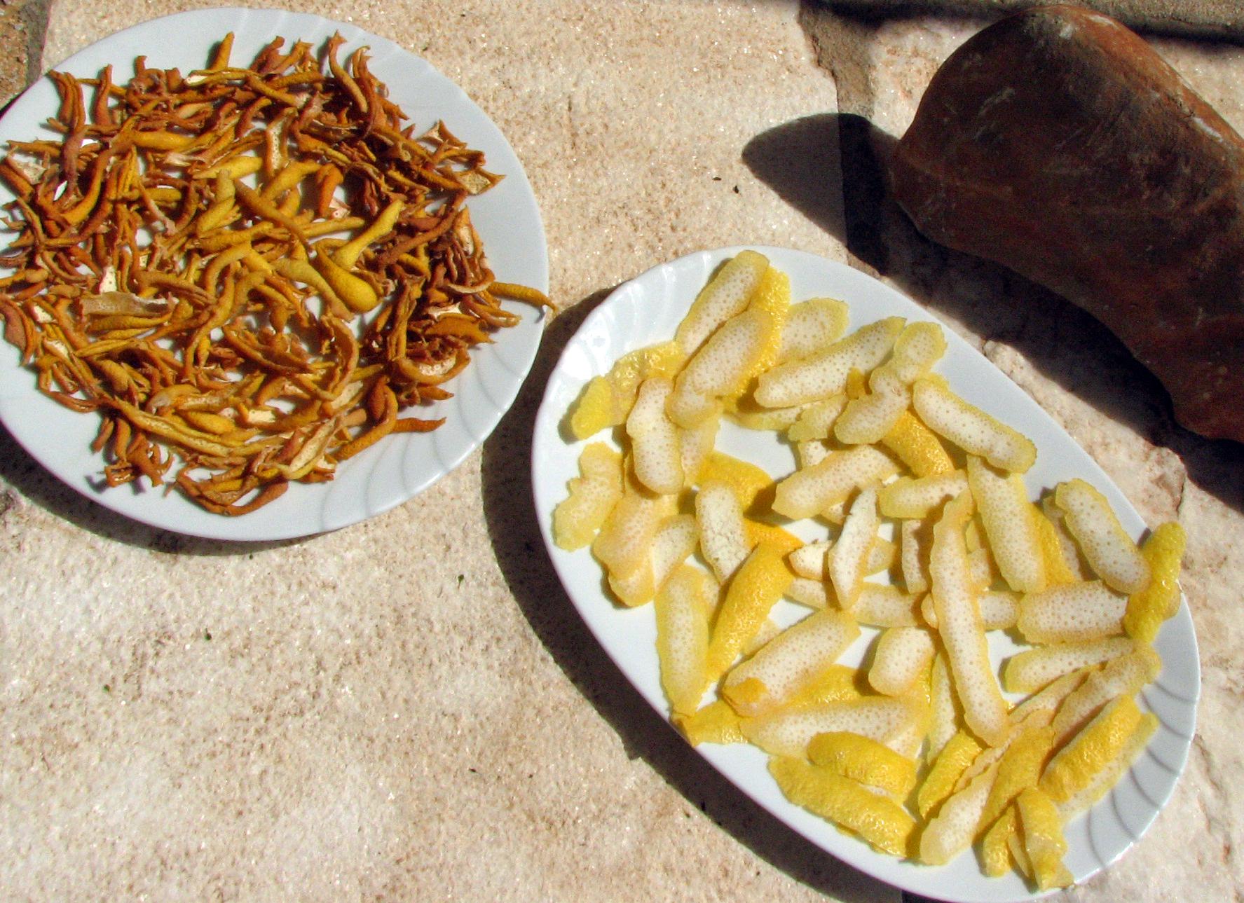 <p>Links getrocknete Zitronenschalen, rechts frische</p>