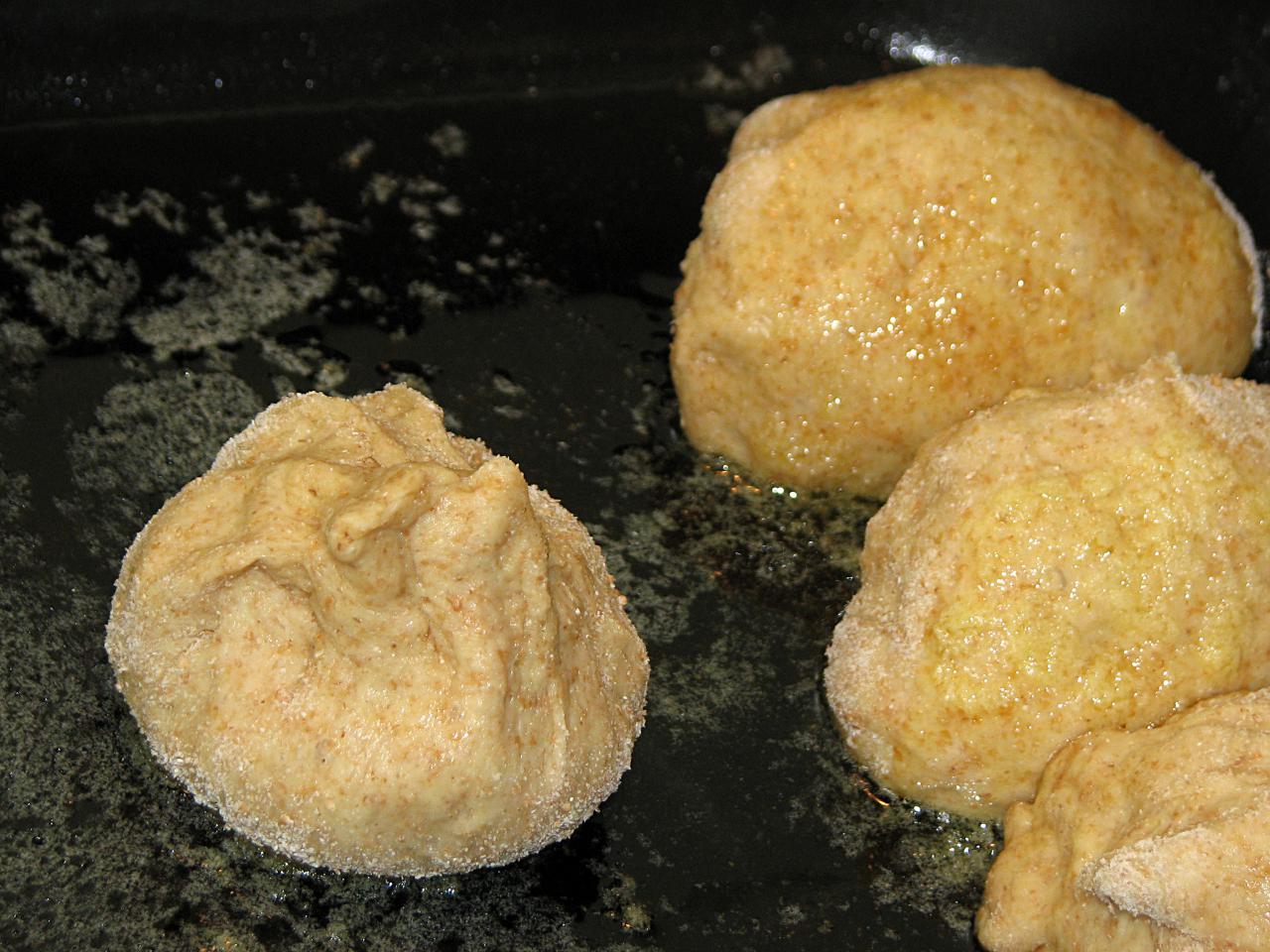 Buchteln mit Mohn-Schoko-Füllung