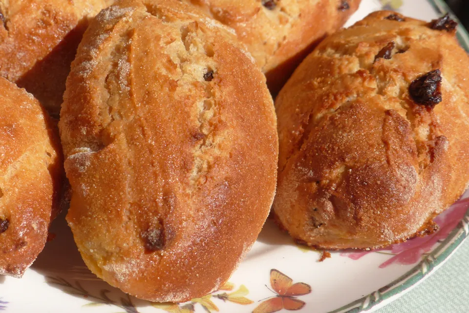 Rosinenbrötchen aus Dinkel-Topfen-Teig