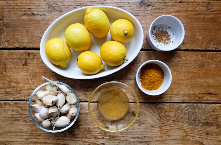 Die Zutaten für das Knoblauch-Zitronen-Elixier