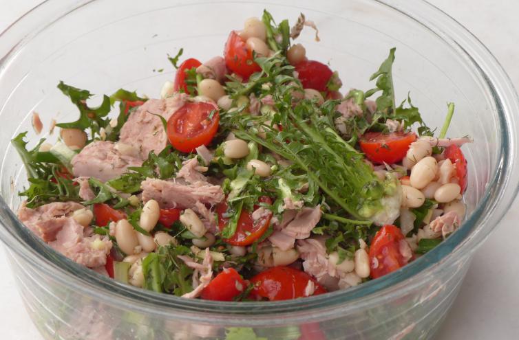 Löwenzahnsalat mit Bohnen und Thunfisch