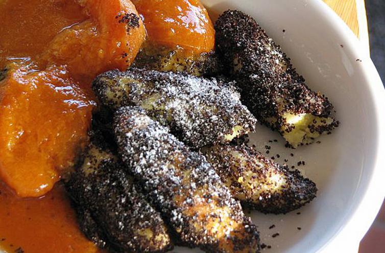Mohnnudeln mit Marillensauce.
