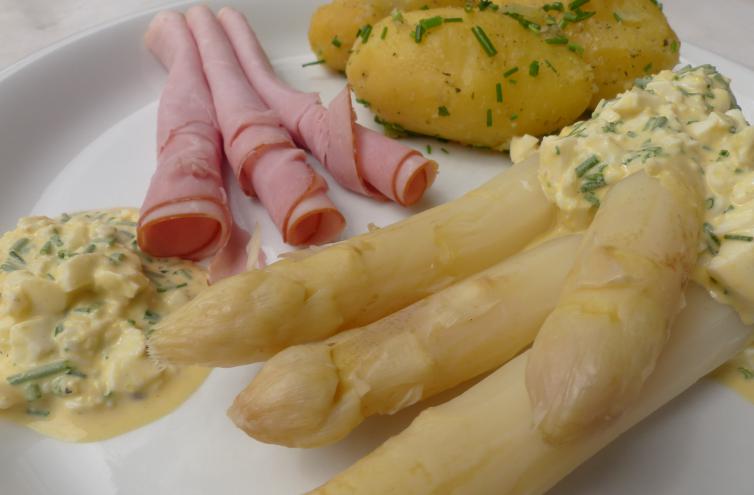 Bozner Sauce mit Spargel, Schinken und Kartoffeln