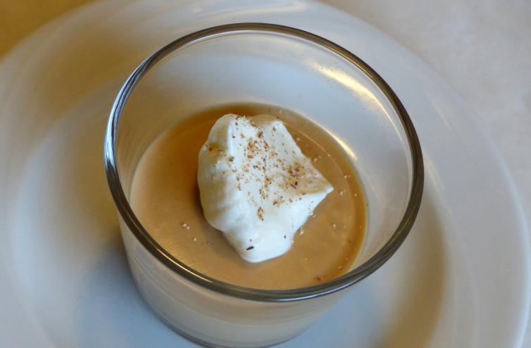 Espresso-Panna Cotta mit Tonkabohne