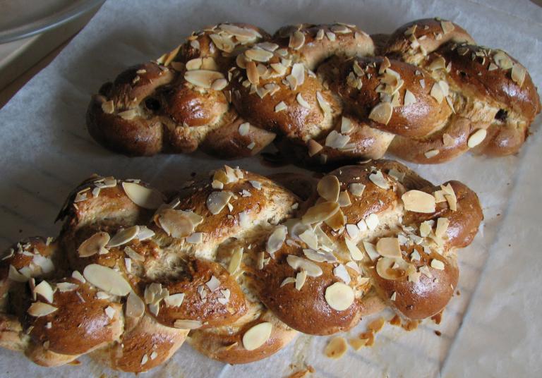 Hefezopf, Striezel, Milchzopf, Butterstriezel, Germstriezel, Zopf ...