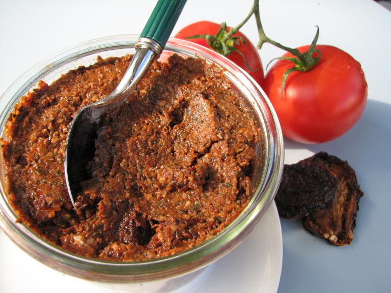 Tomatenaufstrich aus getrockneten Tomaten.