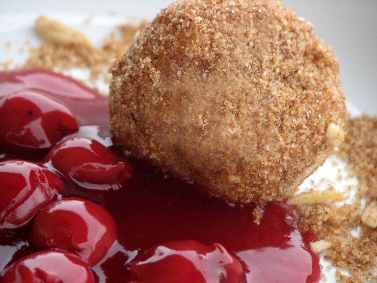 Topfenknödel mit Kirschragout