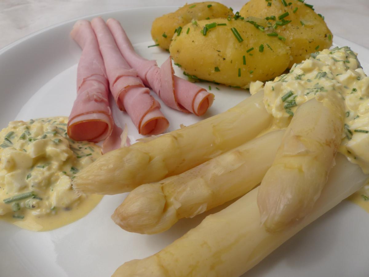 Bozner Sauce mit Spargel, Schinken und Kartoffeln