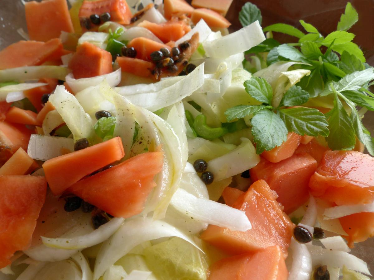 Chicorée-Salat mit Papaya und Jiaogulan