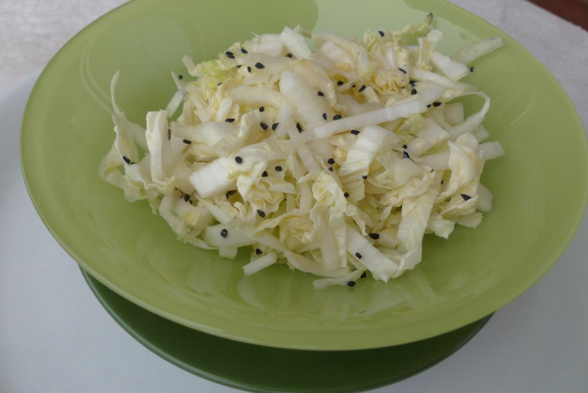 Mit Schwarzkümmel und Zitrone angerichtet schmeckt Chinakohlsalat ...