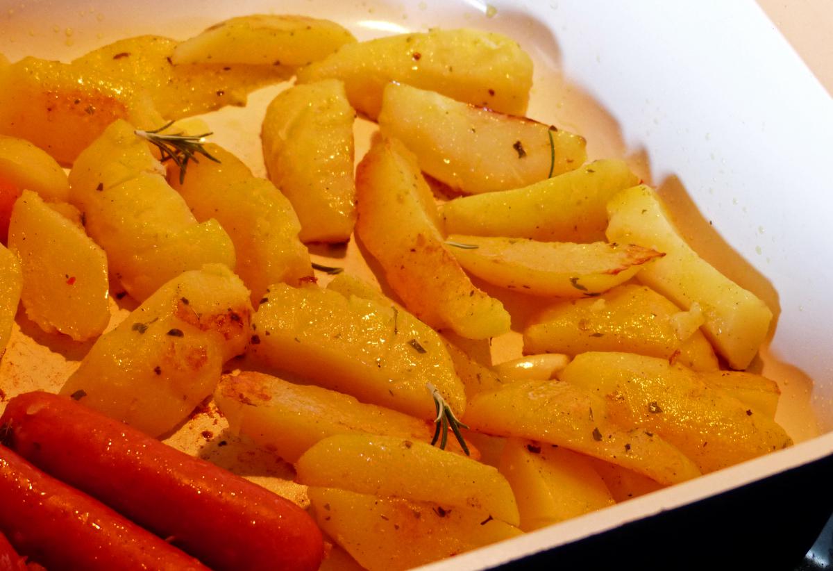 In der Pfanne geröstete Kartoffeln mit Rosmarin ist ein Gericht, das ...