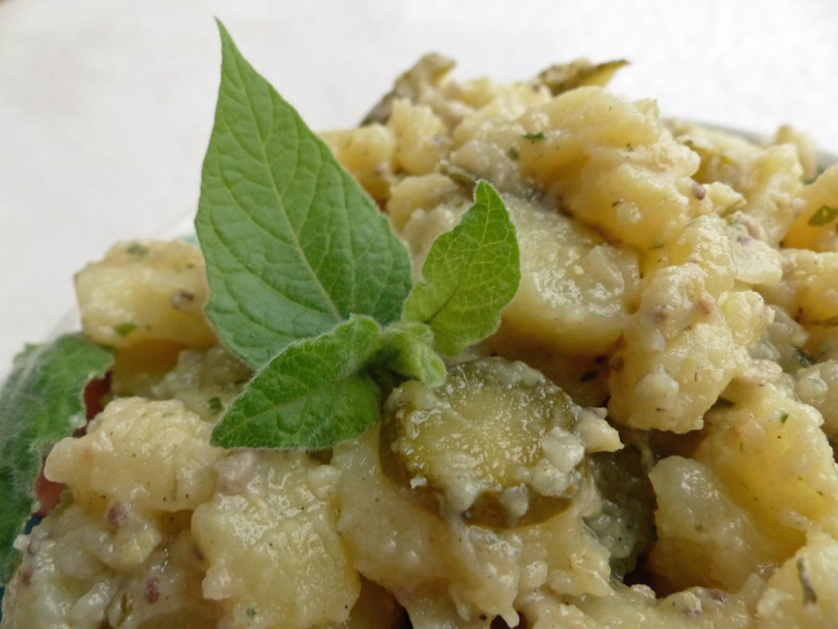 Kartoffelsalat mit Pesto angerichtet schmeckt herrlich!
