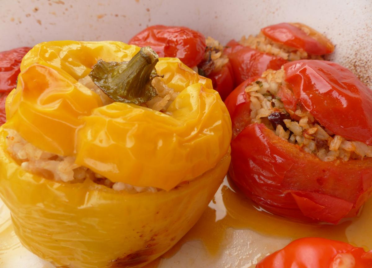 Geschmorte Paprika und Tomaten mit vegetarischer Reisfülle.