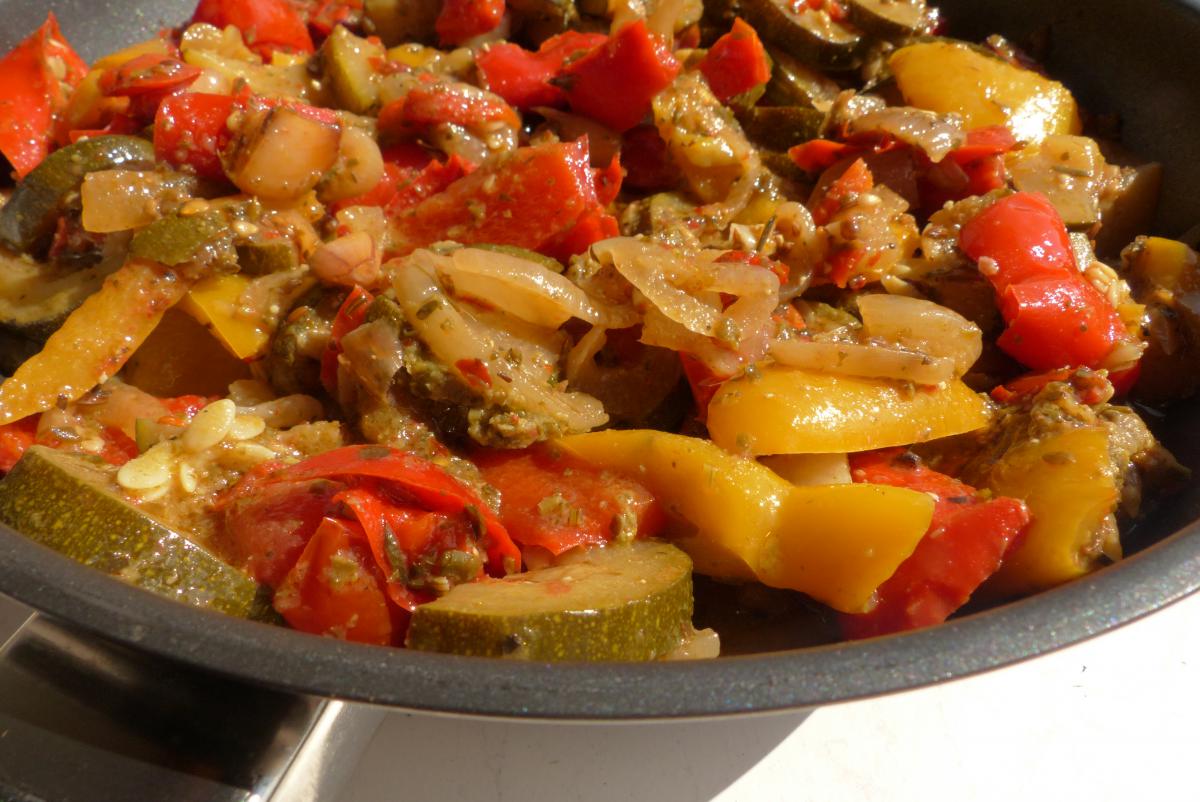 Ratatouille, ein einfaches mediterranes Gemüsegericht, kann sowohl warm ...