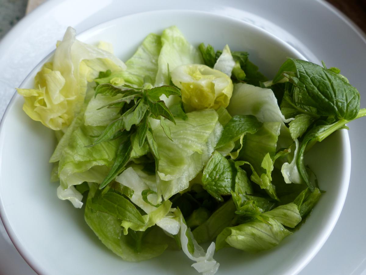 Grüner Salat mit Baldrian